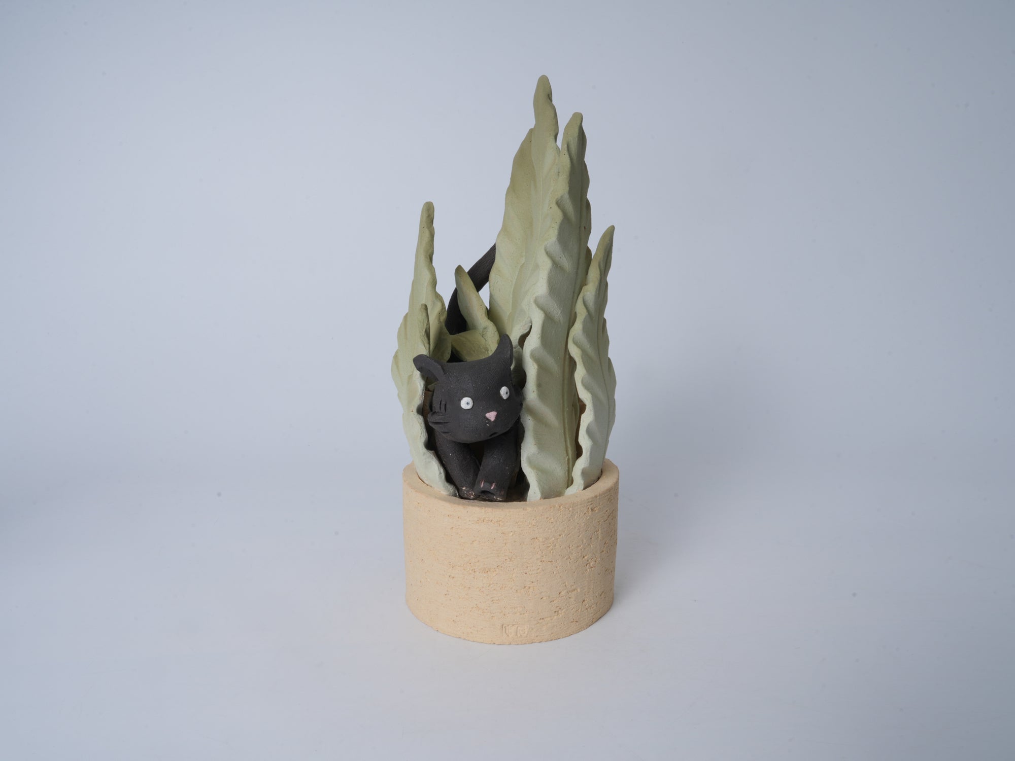 Hide-and-Seek Potted Plant Figurine (Black Cat)