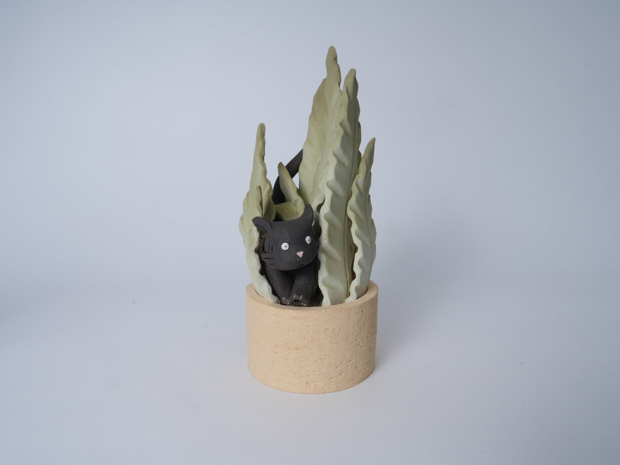 Hide-and-Seek Potted Plant Figurine (Black Cat)