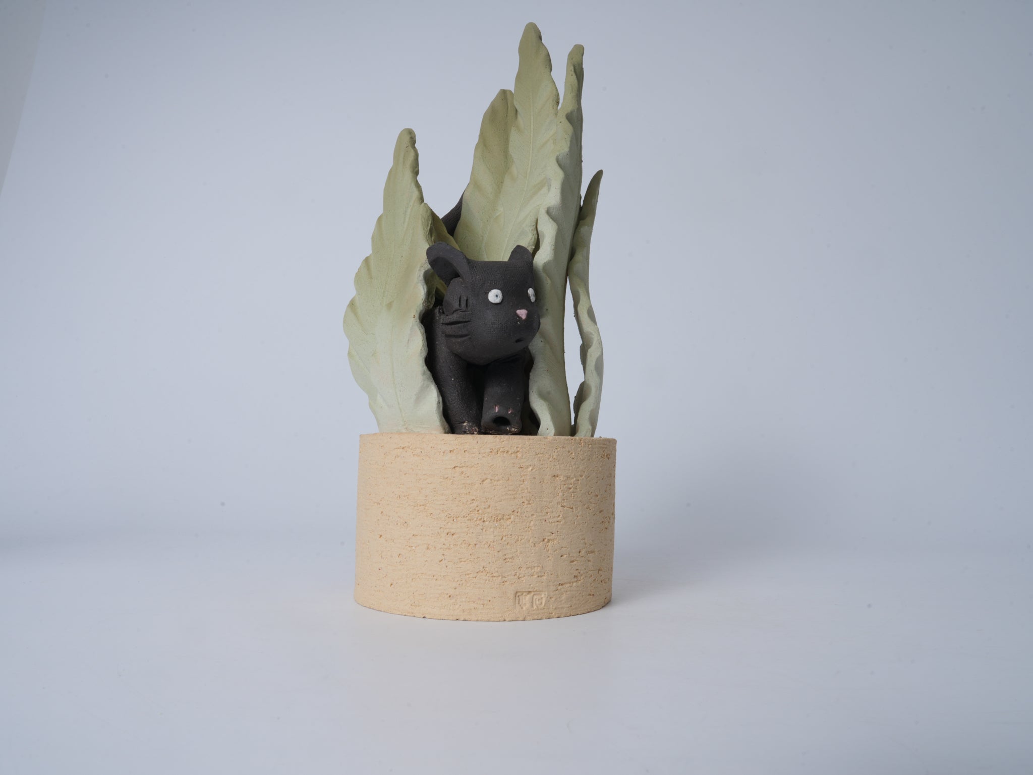 Hide-and-Seek Potted Plant Figurine (Black Cat)