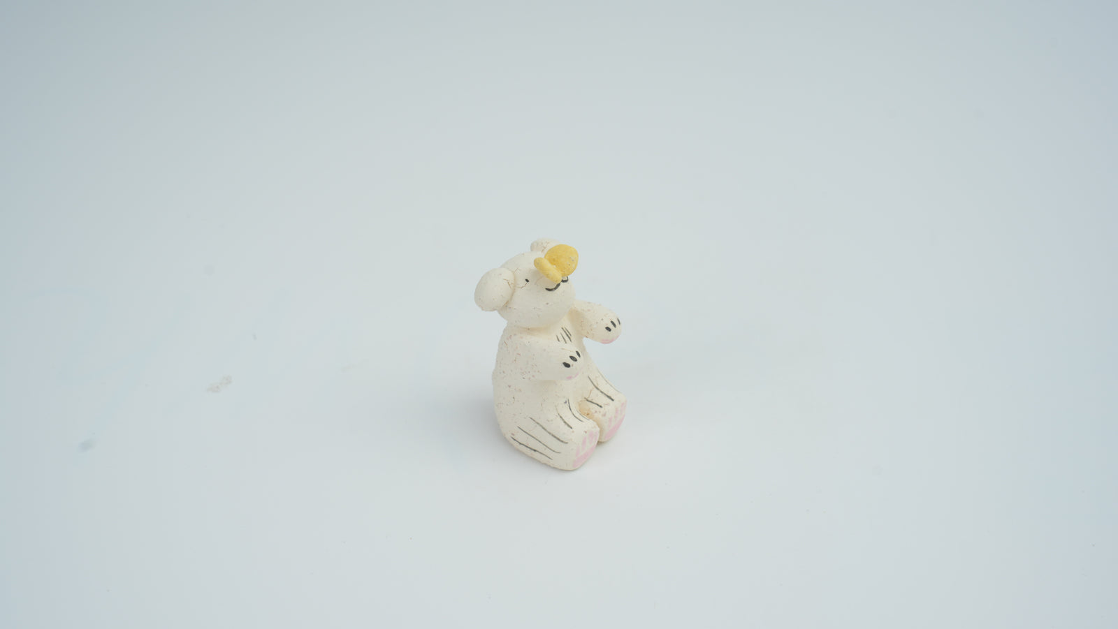 小動物戲弄蝴蝶雕像