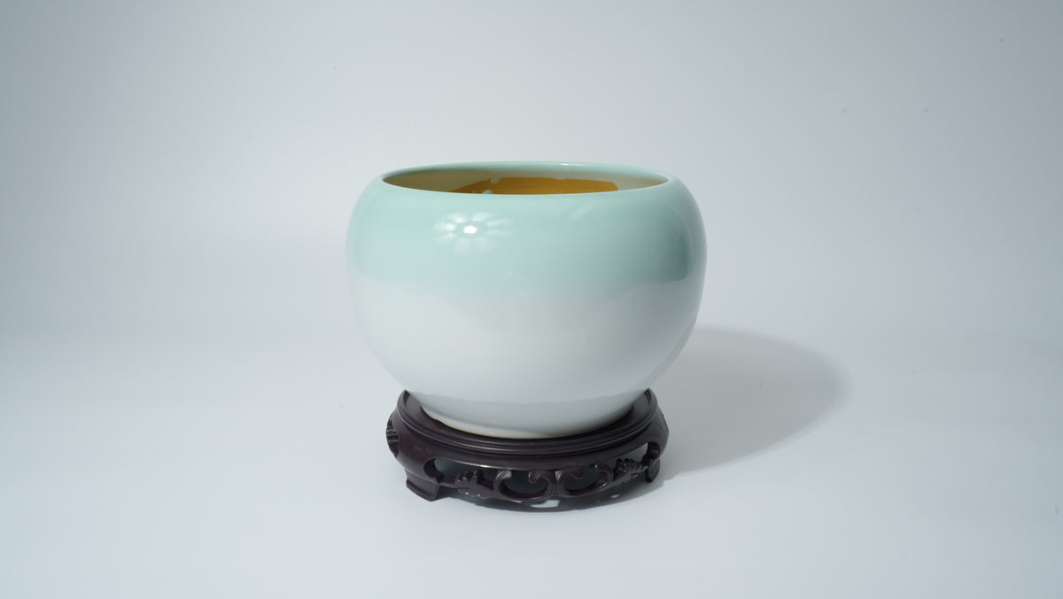 球形淡綠色壺