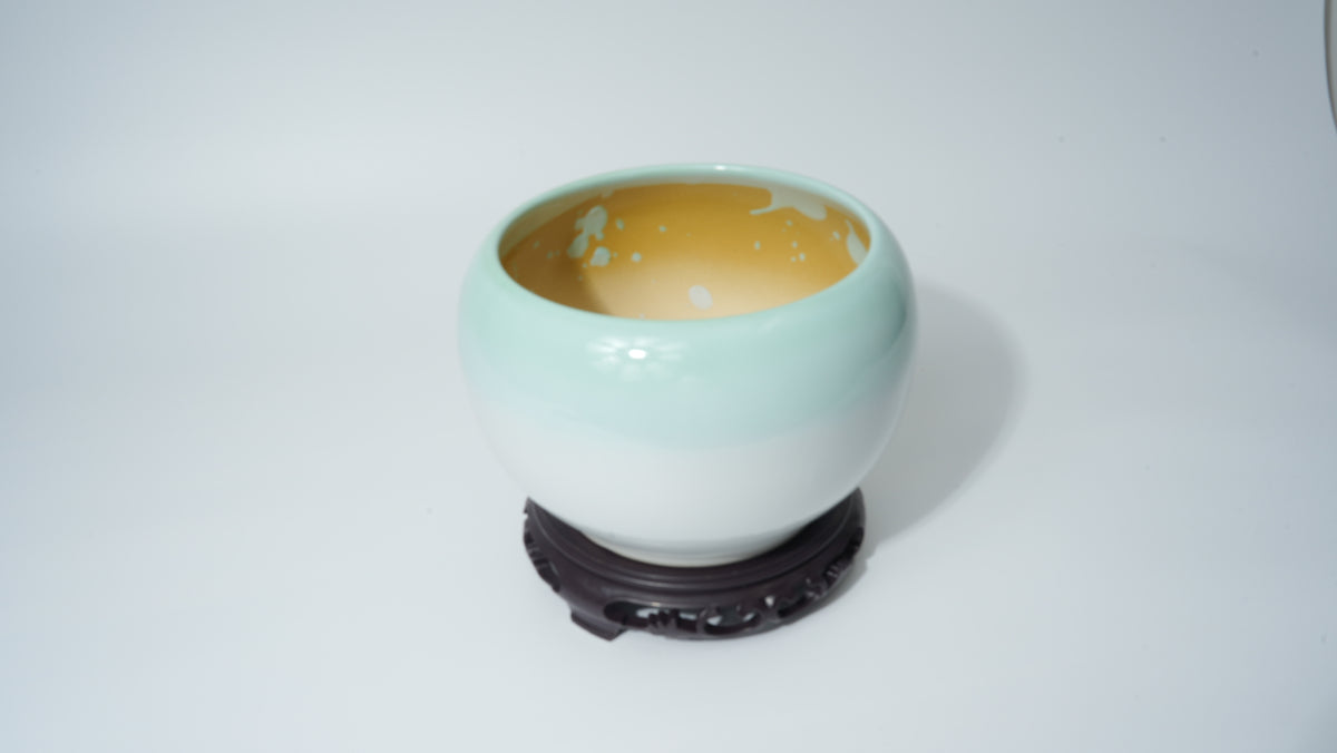 球形淡綠色壺