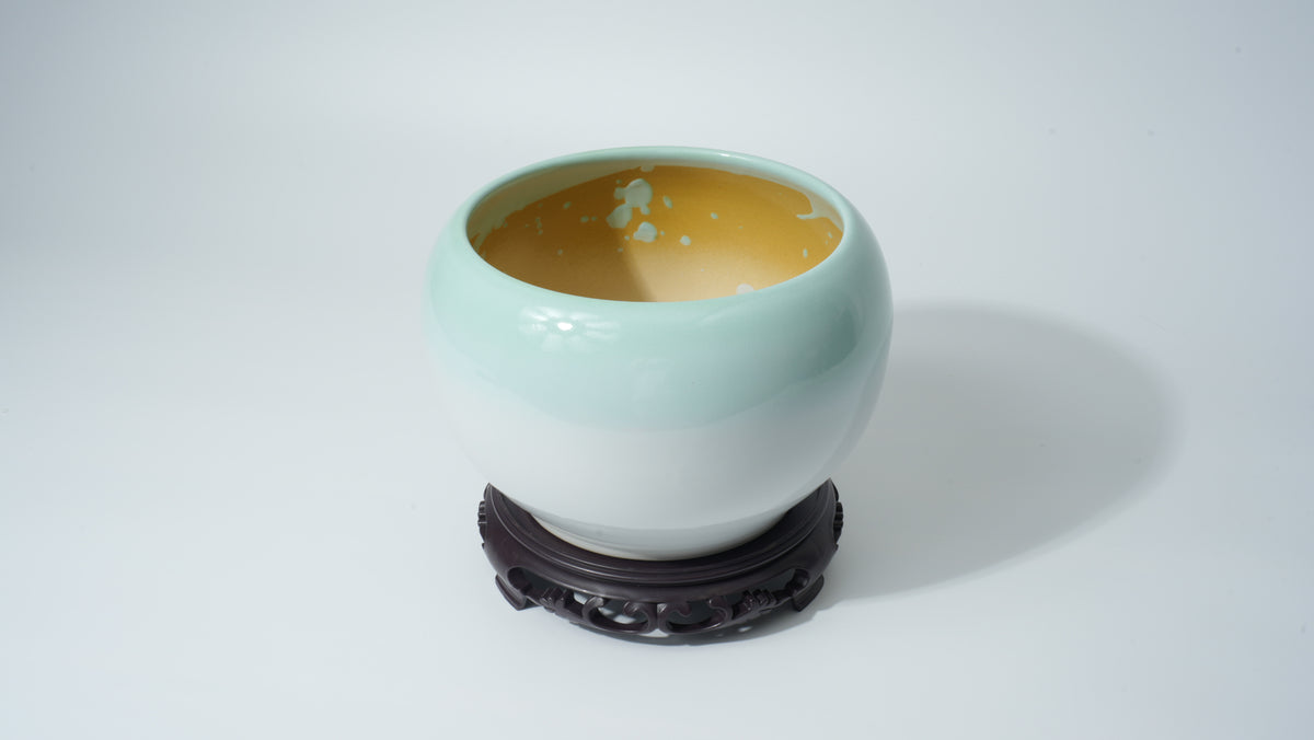 球形淡綠色壺