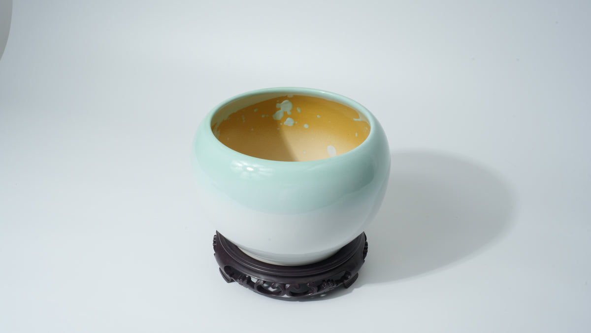 球形淡綠色壺